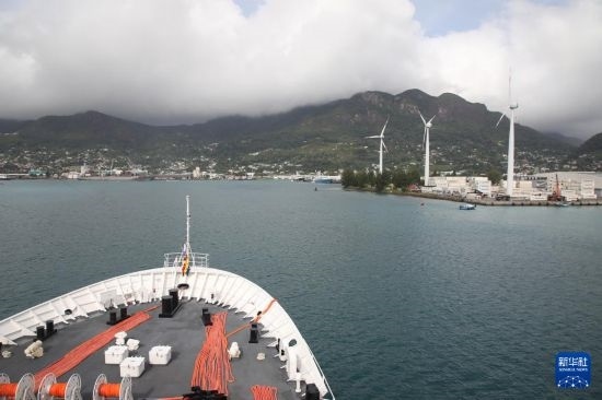 7月5日，中國海軍“和平方舟”號(hào)醫(yī)院船抵達(dá)塞舌爾維多利亞新港碼頭。新華社發(fā)（劉志磊 攝）