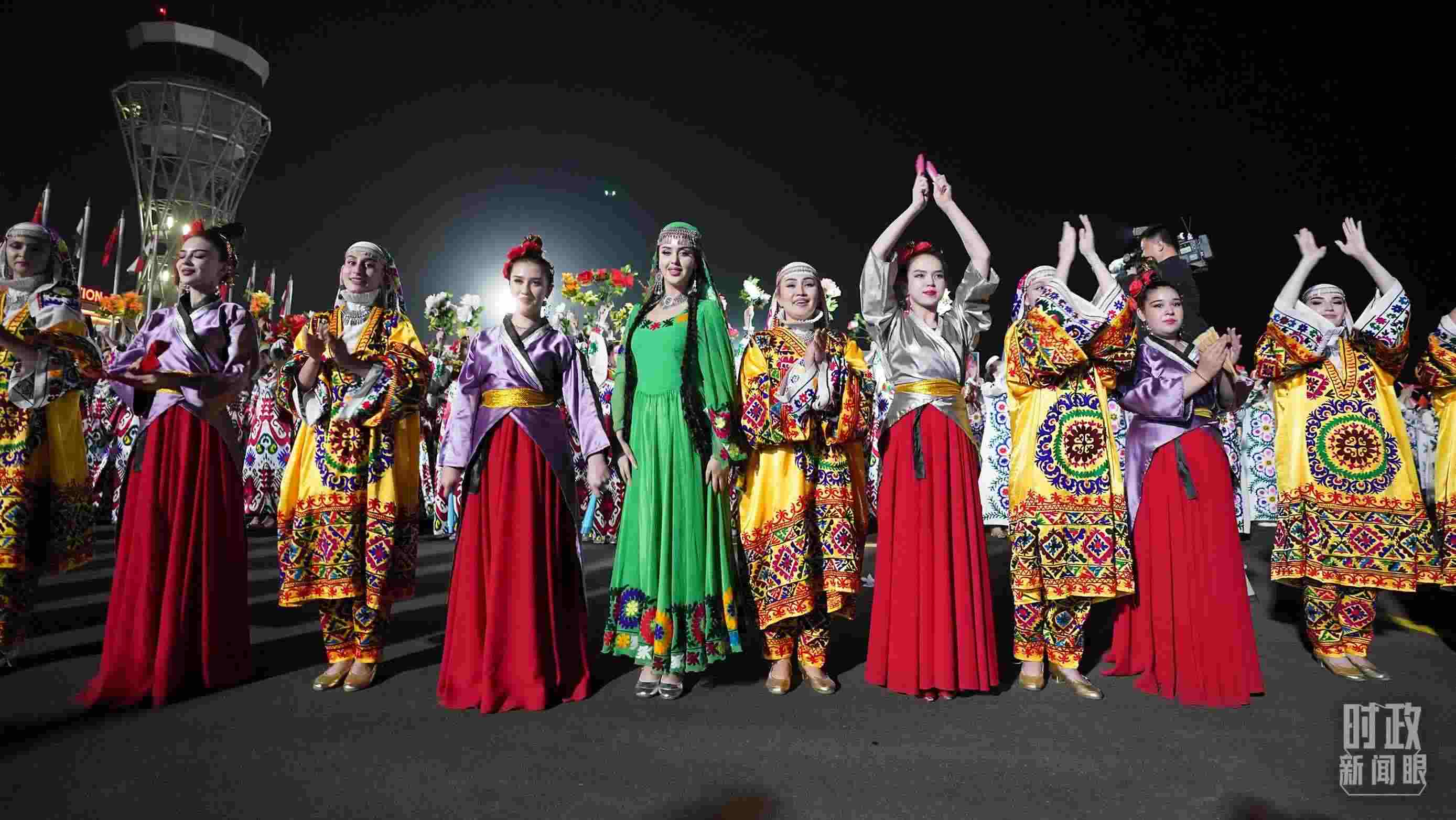 △迎賓儀式上身著民族盛裝的塔吉克斯坦青年。（總臺記者李晉拍攝）