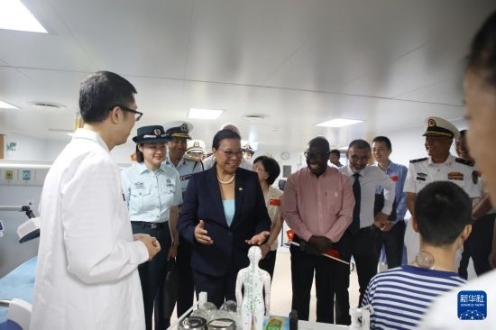 7月5日，塞舌爾衛(wèi)生部長維多在中國海軍“和平方舟”號(hào)醫(yī)院船上參觀中醫(yī)診室。新華社發(fā)（劉志磊 攝）