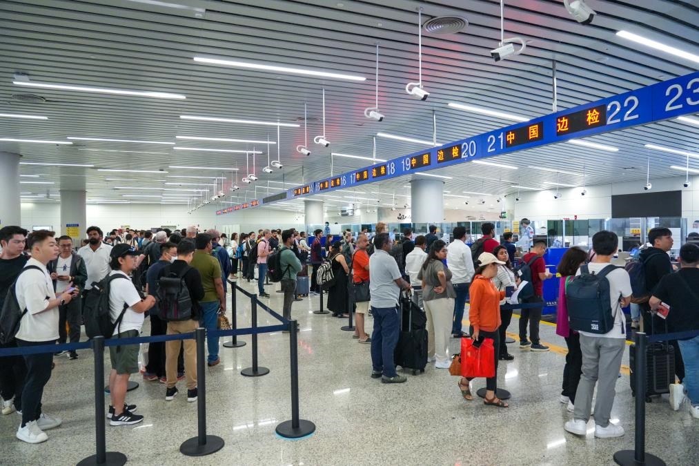 7月4日，白云邊檢站旅客通關(guān)現(xiàn)場(chǎng)。（白云邊檢站供圖）