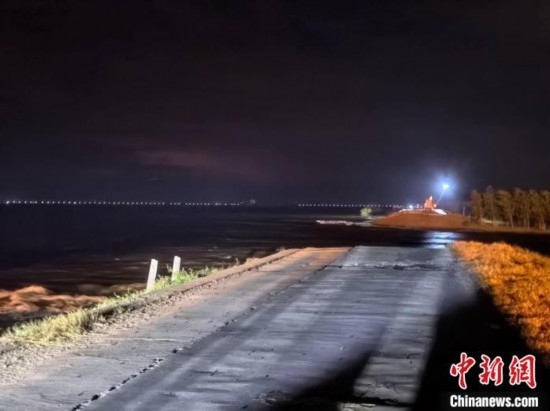  7月6日凌晨，湖南岳陽華容縣團(tuán)洲垸洞庭湖一線堤防決口現(xiàn)場(chǎng)。中新社記者 白祖偕 攝