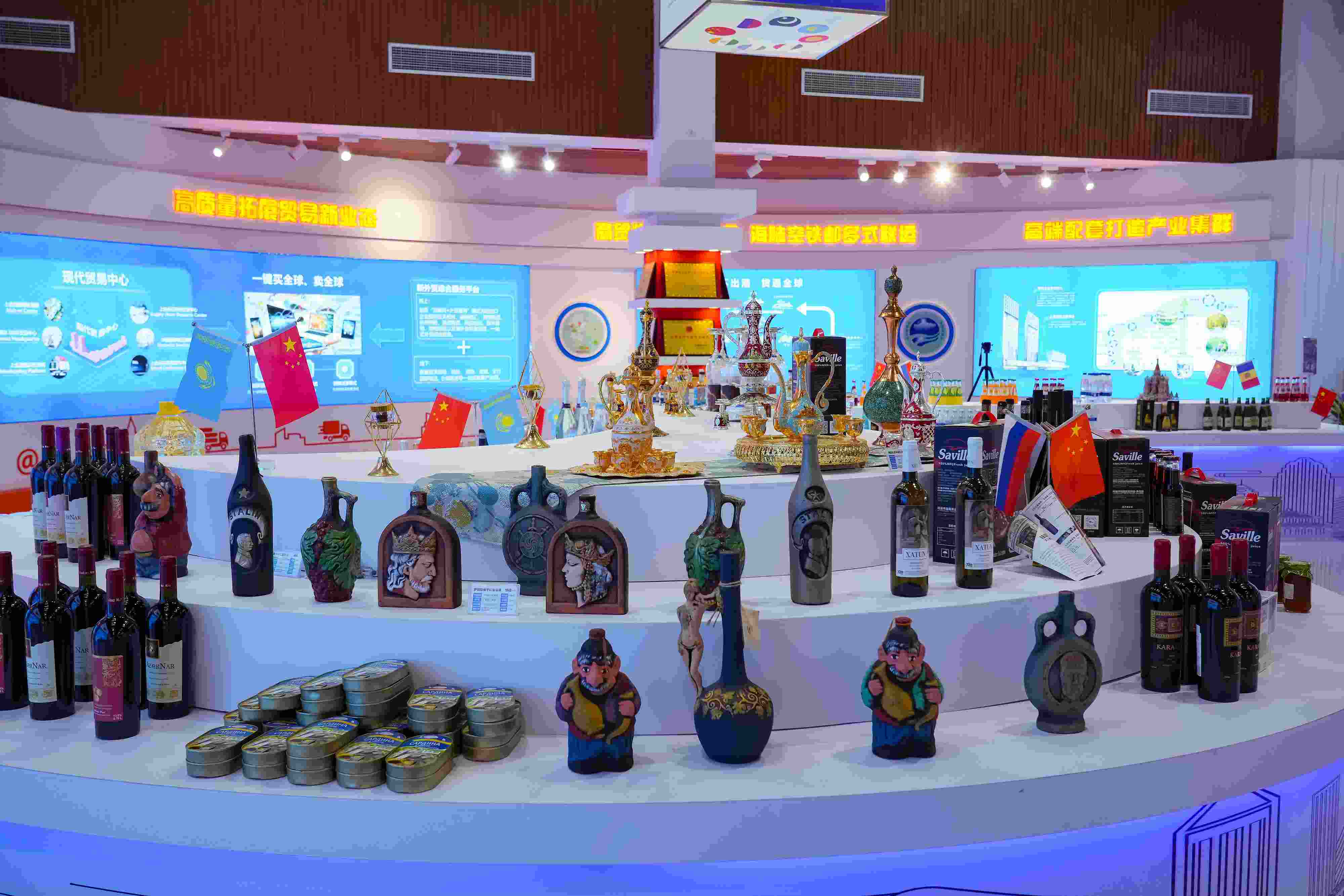 2022年10月19日，青島，上合示范區(qū)展出的上合組織國(guó)家特色商品。