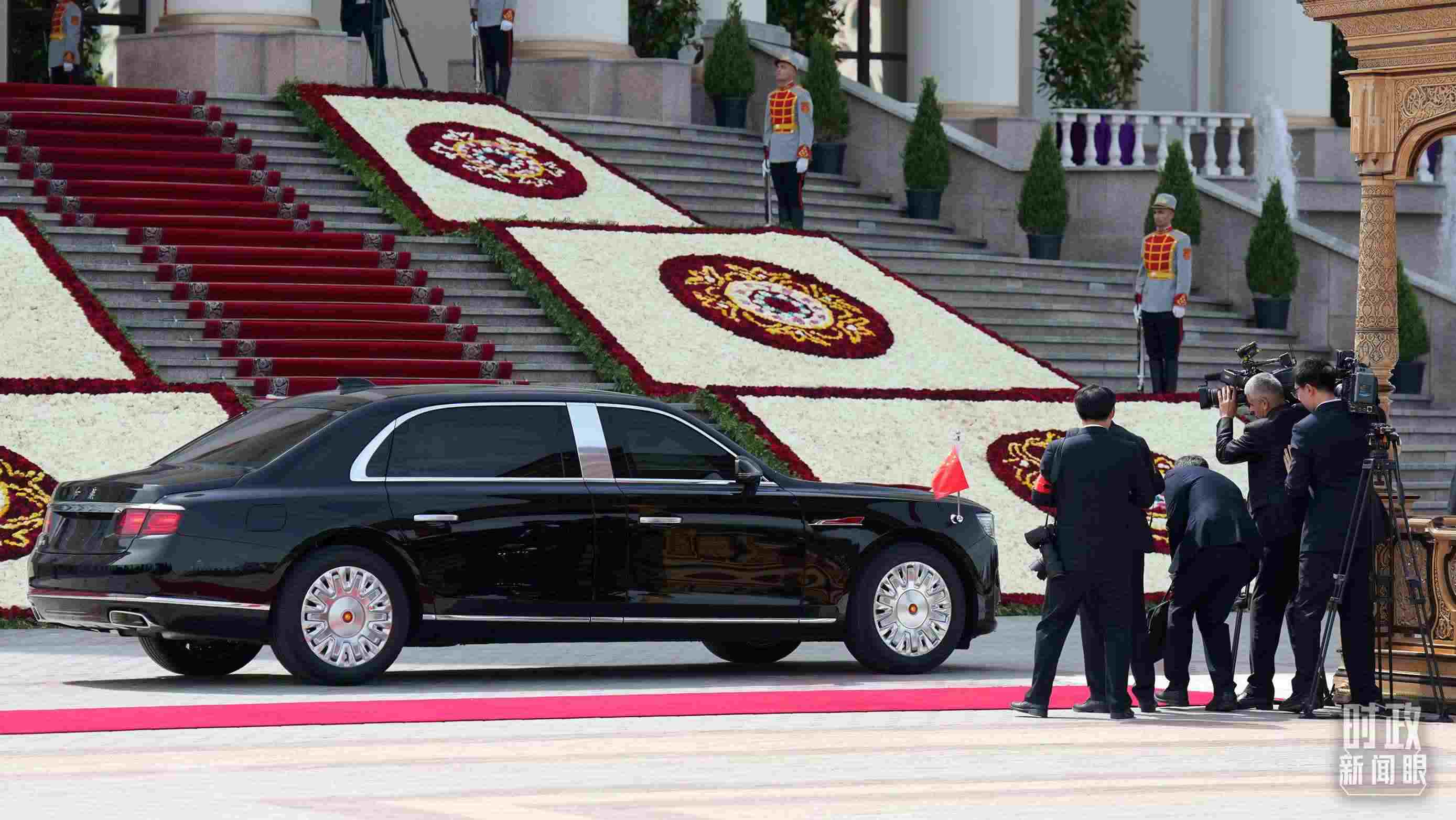 △習(xí)主席乘坐的紅旗車抵達塔總統(tǒng)府。（總臺記者李晉拍攝）