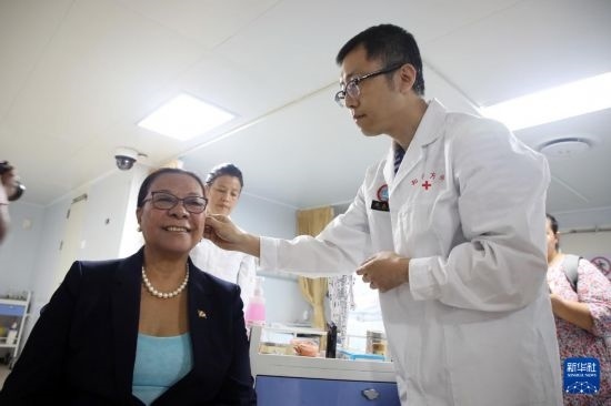 7月5日，塞舌爾衛(wèi)生部長維多在中國海軍“和平方舟”號(hào)醫(yī)院船上體驗(yàn)中醫(yī)。新華社發(fā)（劉志磊 攝）
