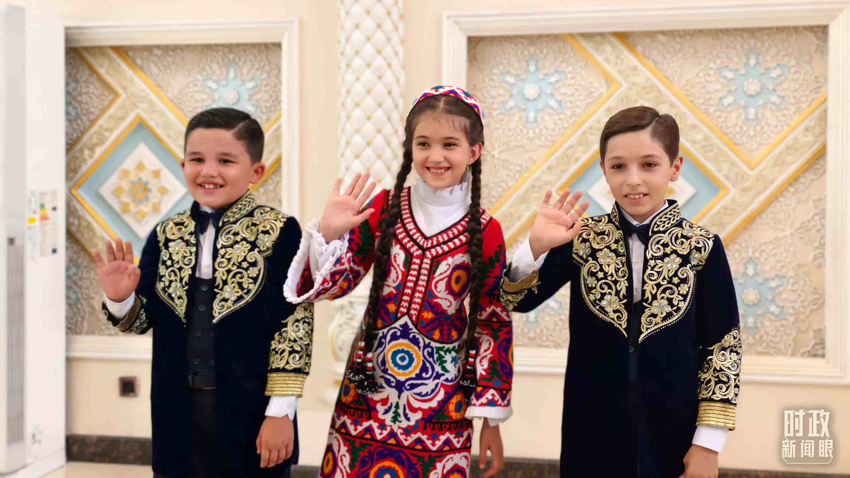 △在機場迎接習(xí)主席的塔吉克斯坦少年。（總臺央視記者韓銳拍攝）