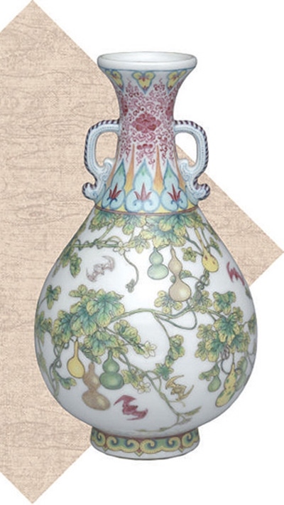 清代瓷胎畫琺瑯福壽連綿雙耳瓶。臺北故宮博物院藏