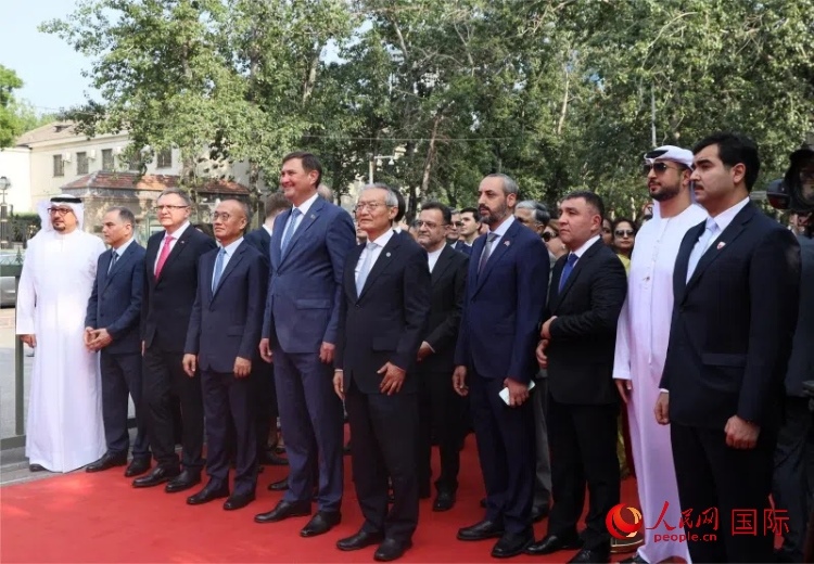 上合組織秘書長(zhǎng)及成員國(guó)駐華使節(jié)參加活動(dòng)。人民網(wǎng) 俄布拉依·對(duì)山攝