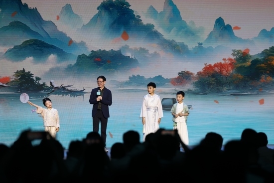 酈波與小朋友們對詩。