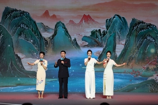 四位戲曲演員同臺獻(xiàn)唱。