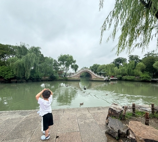 一位小朋友在二十四橋旁拍照。人民網(wǎng)記者 金慧慧攝