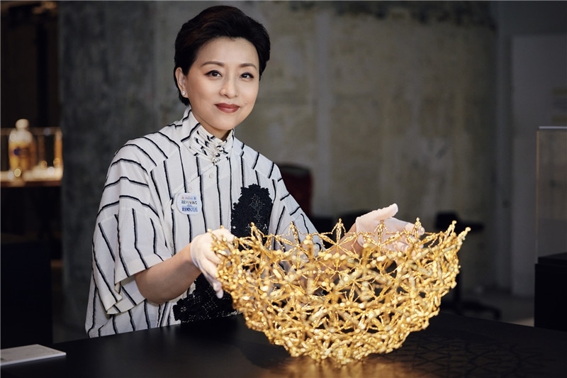 圖5:楊瀾在布展中(圖片:陽光媒體集團(tuán))