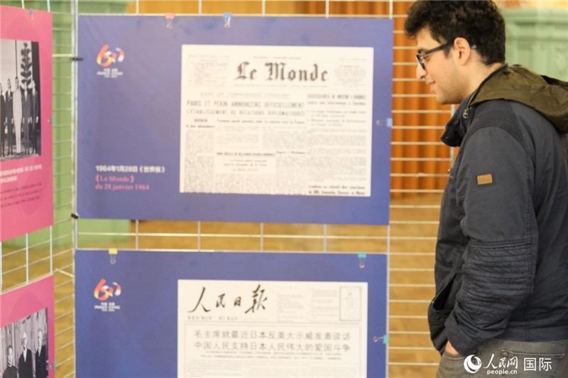 蒙達(dá)爾紀(jì)市民駐足“中法建交六十周年”圖片展。人民網(wǎng)記者 于超凡攝
