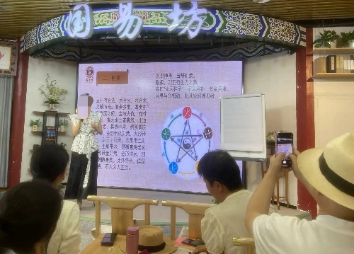 葉姓講師為學員講“相”。人民網(wǎng) 劉文邦攝