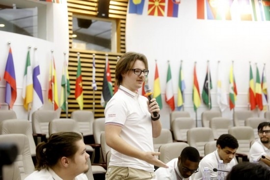 7月8日，美國中田納西州立大學(xué)大一學(xué)生雅克布·揚(yáng)在共譜華美和音交流營上分享。新華社發(fā)