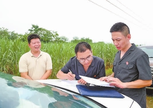 圖③：清塘后，執(zhí)行干警與某農(nóng)場負(fù)責(zé)人確認(rèn)魚塘交付情況。