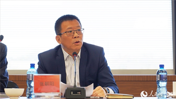 張朝陽(yáng)代會(huì)長(zhǎng)做協(xié)會(huì)上半年工作匯報(bào)。人民網(wǎng) 劉暢攝