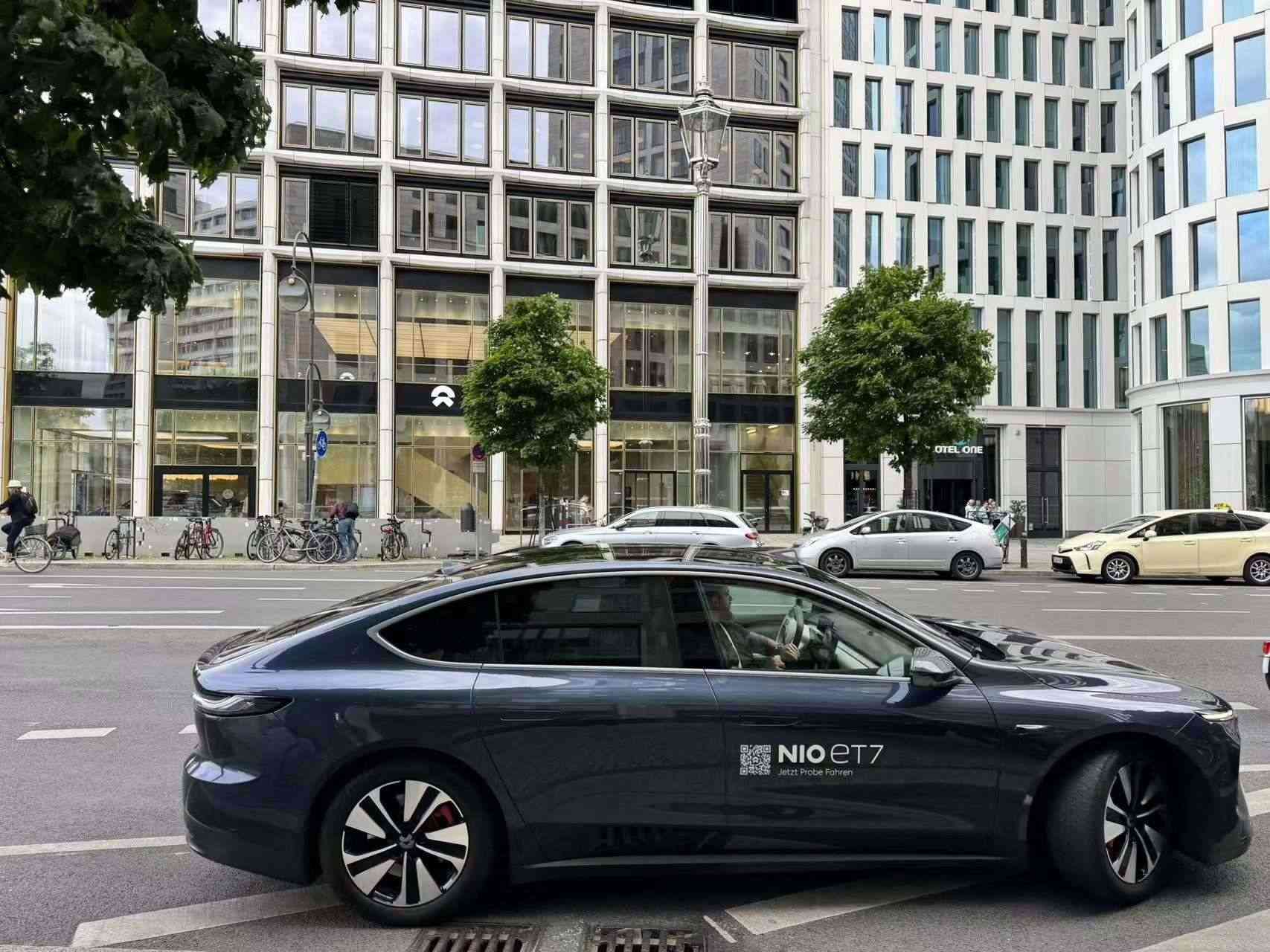 消費者在蔚來柏林智能駕駛中心前試駕電動汽車。 人民網(wǎng)記者 李強攝