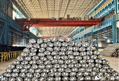 廠房?jī)?nèi)待運(yùn)輸?shù)耐ㄤ摦a(chǎn)品。人民網(wǎng) 謝瑩攝