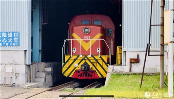 通鋼產(chǎn)品通過(guò)鐵路運(yùn)輸出場(chǎng)。人民網(wǎng) 謝瑩攝