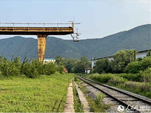 通鋼產(chǎn)品通過(guò)鐵路運(yùn)輸出場(chǎng)。人民網(wǎng) 謝瑩攝