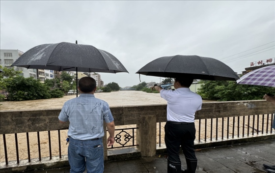 工作組在防汛一線開展工作。受訪者供圖