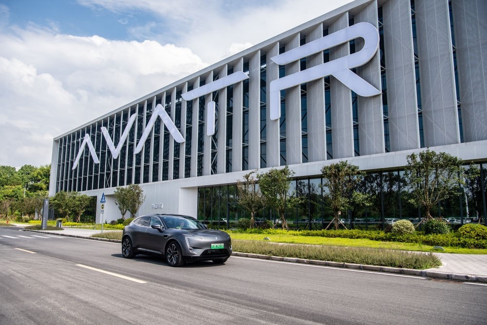 一輛新能源汽車在重慶市江北區(qū)行駛（2023年7月20日攝）。新華社記者 唐奕 攝