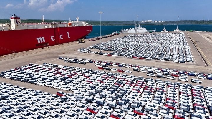 這是2024年3月28日拍攝的斯里蘭卡漢班托塔港（無人機照片）。漢班托塔港是中斯共建“一帶一路”重點合作項目，位于斯里蘭卡南端，是一座綜合性人工深水海港，許多往來亞洲、歐洲、非洲的貨船在此經過。新華社記者 徐欽 攝