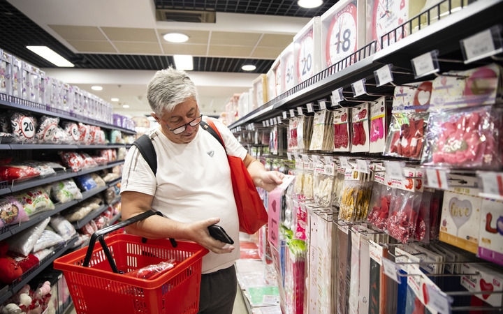 2024年4月29日，在匈牙利布達佩斯，一名男子在中歐商貿物流合作園區(qū)的中國商品交易展示中心內購物。中歐商貿物流合作園區(qū)是中國在歐洲地區(qū)建設的首個商貿物流型境外經貿合作區(qū)，也是集商貿展示與交易、物流運輸與倉儲、產業(yè)投資與合作功能于一體的中歐企業(yè)雙向互動平臺。新華社記者 張帆 攝