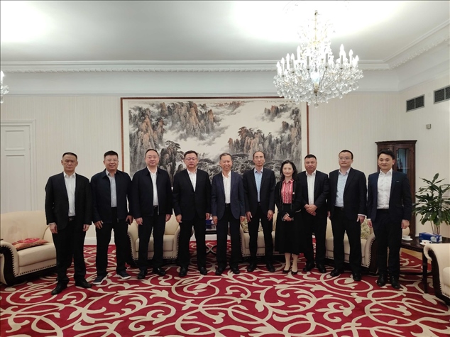 中國駐瑞典大使崔愛民（左五）會見中國中鐵股份有限公司總裁陳文健一行并合影。中國駐瑞典大使館供圖