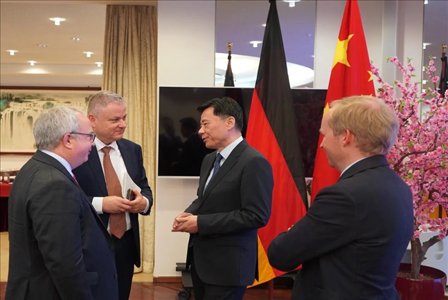 （吳懇大使與德國(guó)家族企業(yè)基金會(huì)代表團(tuán)成員交流 使館供圖）