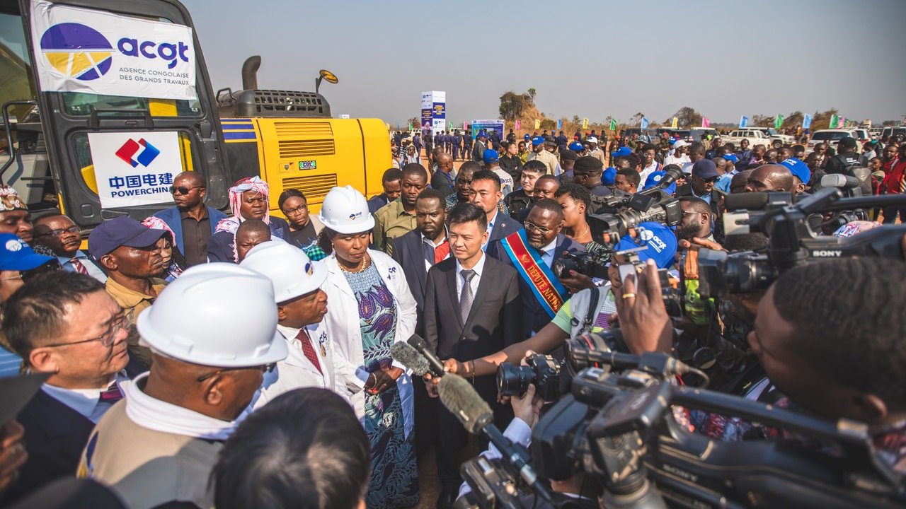 剛果（金）當(dāng)?shù)孛襟w采訪出席開工儀式的有關(guān)負責(zé)人。中鐵資源集團供圖