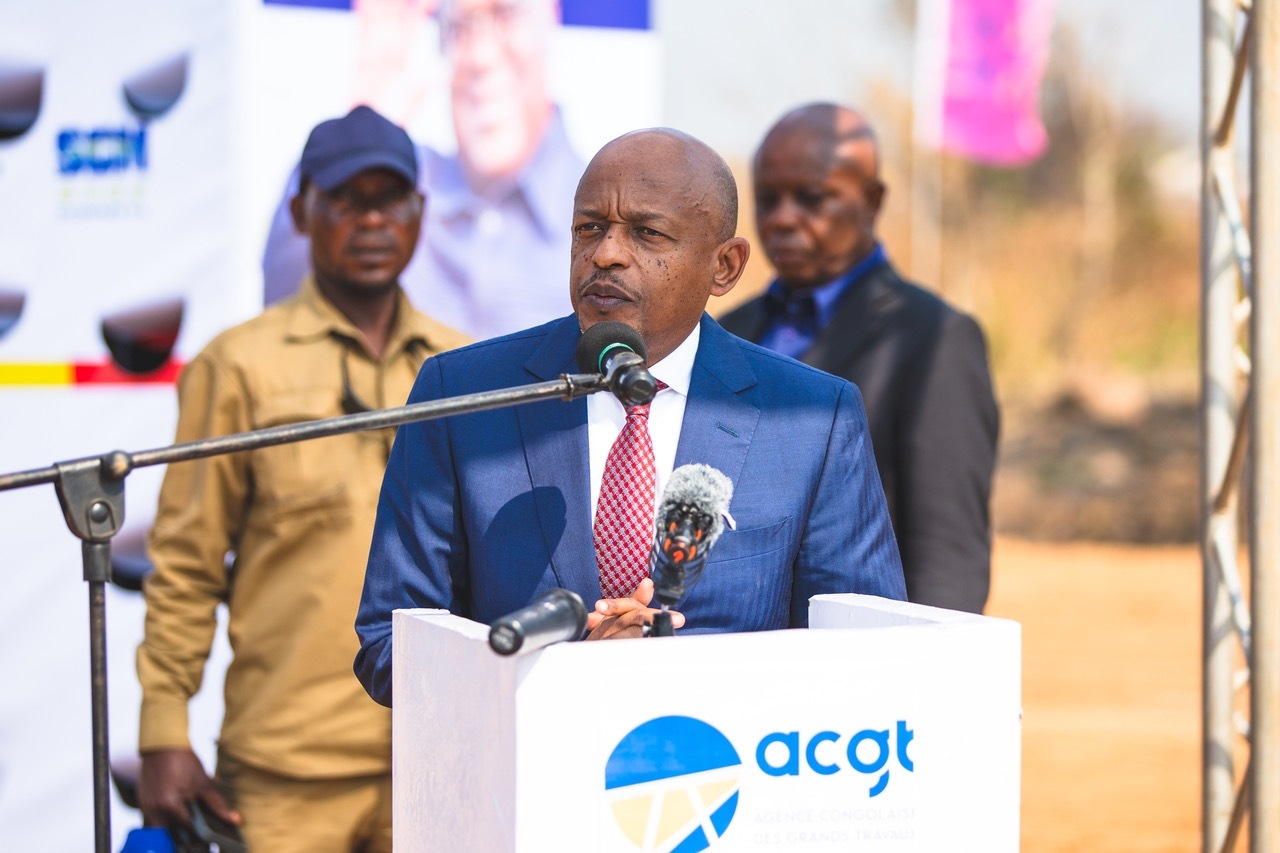 剛果（金）國務(wù)部長兼基礎(chǔ)設(shè)施和公共工程部長穆武尼在開工儀式上致辭。中鐵資源集團供圖