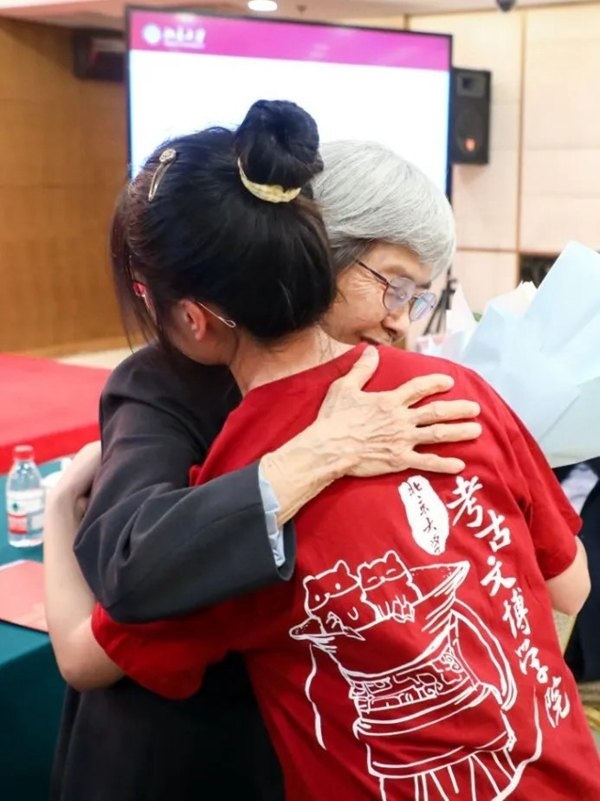 2023年，在校友向母校捐贈儀式上，鐘芳蓉與樊錦詩擁抱。校方供圖