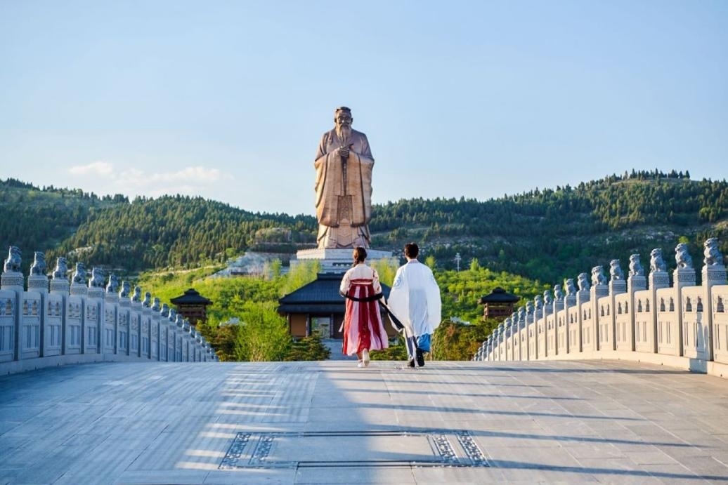 游客漫步尼山圣境領(lǐng)略古脈綿長(zhǎng)。人民網(wǎng) 喬姝攝