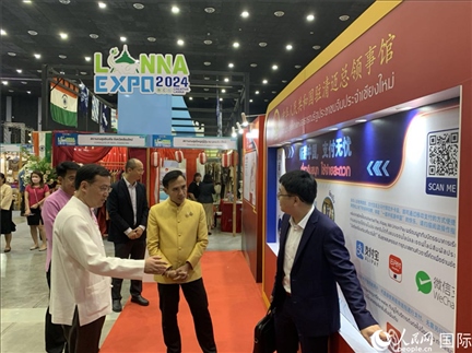 7月9日，中國駐清邁總領事陳海平與清邁副府尹威拉蓬等共同參觀以“暢游中國、支付無憂”為主題的中國展位。人民網(wǎng)記者章念生攝