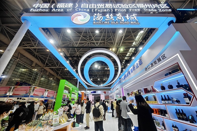 2024年3月18日，第四屆中國跨境電商交易會在福建福州開幕。展會聚焦“鏈接跨境全流域 共建電商新生態(tài)”，集聚全國80余個外貿(mào)產(chǎn)業(yè)帶的上千家供應(yīng)鏈企業(yè)。