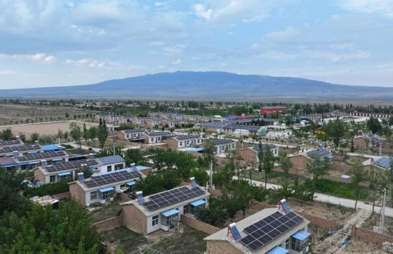 紅寺堡區(qū)新集村屋頂上的光伏板。新華社發(fā)（康國慶 攝）