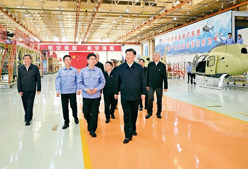 2023年10月10日至13日，中共中央總書記、國家主席、中央軍委主席習(xí)近平在江西考察。這是11日上午，習(xí)近平在景德鎮(zhèn)市昌河飛機工業(yè)（集團）有限公司考察。 新華社記者 燕雁/攝