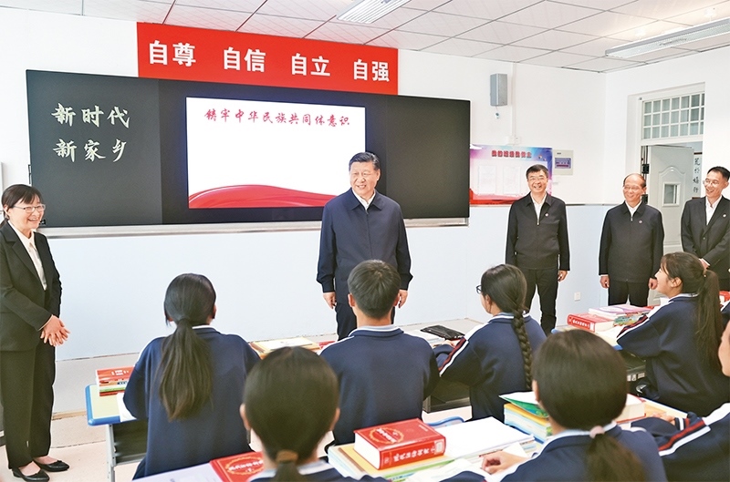 2024年6月18日至19日，中共中央總書記、國家主席、中央軍委主席習(xí)近平在青海考察。這是18日下午，習(xí)近平在果洛西寧民族中學(xué)高一（1）班觀摩“新時代、新家鄉(xiāng)”主題思政課。 新華社記者 鞠鵬/攝
