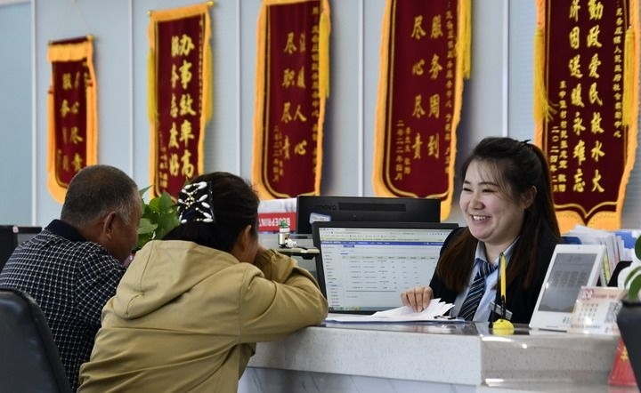 2024年3月25日，北京市大興區(qū)龐各莊鎮(zhèn)政務(wù)服務(wù)中心的工作人員耐心為群眾解答問(wèn)題。大興區(qū)龐各莊鎮(zhèn)政務(wù)服務(wù)中心用“最多跑一次”的工作理念為企業(yè)和群眾提供了便利化、精準(zhǔn)化、個(gè)性化的衍生服務(wù)。新華社記者 李欣 攝