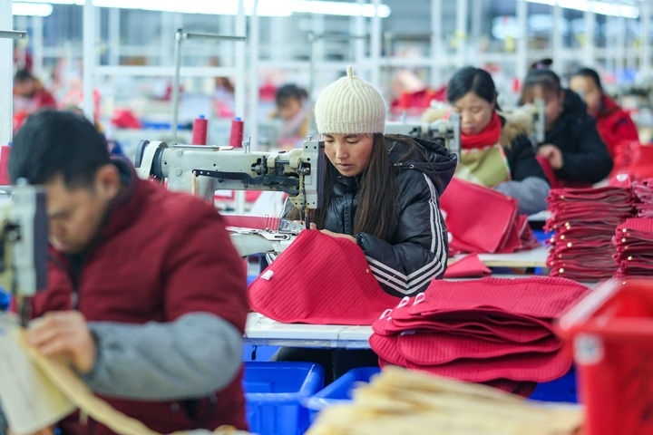 2024年1月18日，社區(qū)居民在紅安社區(qū)的鄉(xiāng)村振興就業(yè)車間工作。紅安社區(qū)是由易地搬遷安置區(qū)單獨(dú)成立的新社區(qū)，位于湖南省湘西土家族苗族自治州鳳凰縣禾庫(kù)鎮(zhèn)。新華社記者 張鋮 攝