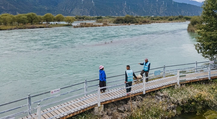 西藏雅尼國(guó)家濕地公園管護(hù)員在巡護(hù)途中小憩（無(wú)人機(jī)照片，2023年9月8日攝）。新華社記者 丁增尼達(dá) 攝