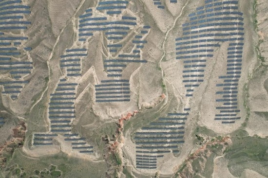 通渭縣10萬千瓦集中式光伏發(fā)電項目。新華社記者 張睿 攝