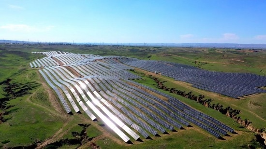 紅寺堡區(qū)發(fā)展光伏產(chǎn)業(yè)。新華社發(fā)（康國慶 攝）
