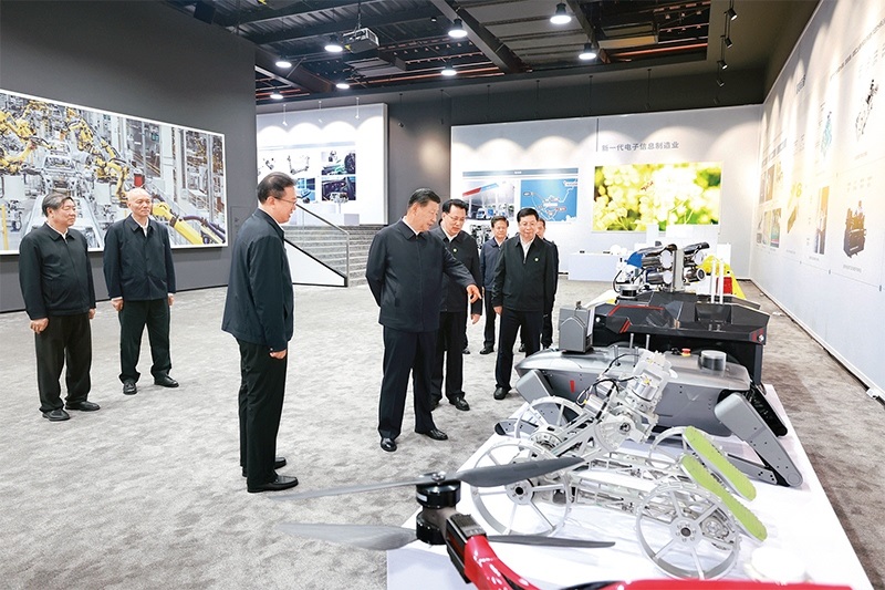 2024年4月22日至24日，中共中央總書記、國家主席、中央軍委主席習(xí)近平在重慶考察。這是22日下午，習(xí)近平參觀重慶科技創(chuàng)新和產(chǎn)業(yè)發(fā)展成果展示。 新華社記者 王曄/攝