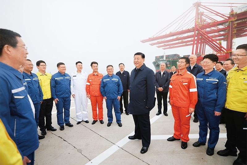 2024年5月22日至24日，中共中央總書記、國家主席、中央軍委主席習(xí)近平在山東考察。這是22日下午，習(xí)近平在日照港親切慰問港口科技工作者、運營人員、航運人員。 新華社記者 鞠鵬/攝