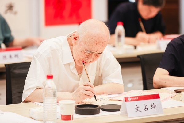 陜西師范大學(xué)毛筆手寫錄取通知書現(xiàn)場(chǎng)。校方供圖