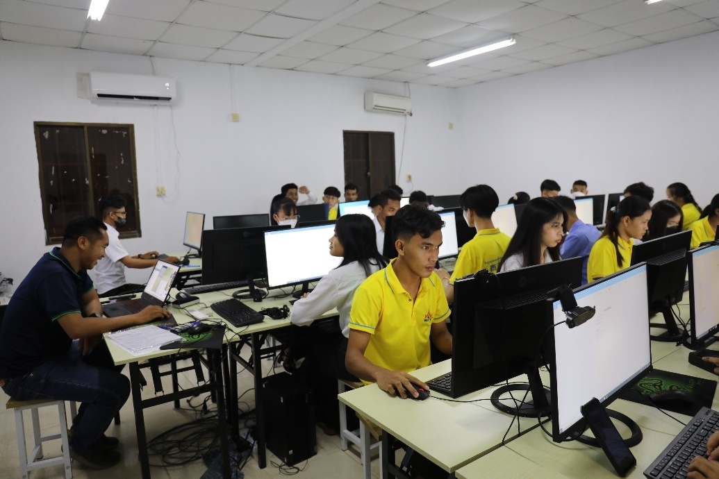 圖為西哈努克港工商學院的學生正在上課。西港特區(qū)公司供圖