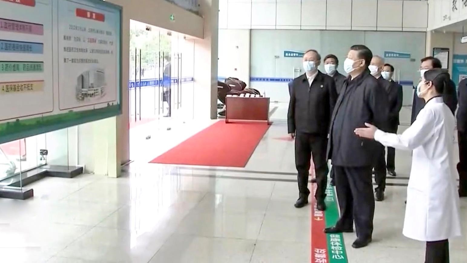 △2021年3月23日，習(xí)近平總書(shū)記在福建三明沙縣總醫(yī)院住院樓一層大廳，聽(tīng)取醫(yī)改情況介紹。