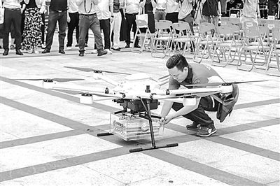 郵政工作人員取出無(wú)人機(jī)配送的高考錄取通知書(shū)。華南理工大學(xué)供圖